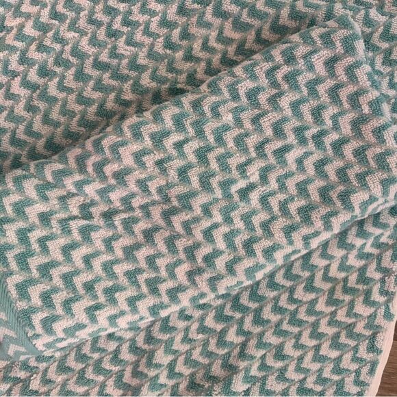 Carolina Collection Chevron Patterned Towels in Teal and White - Picture 3 of 6